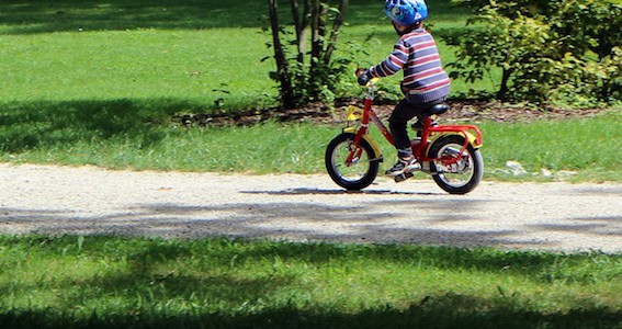 Kind auf Fahrrad