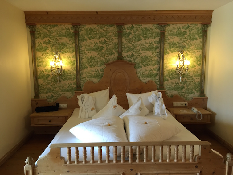 Bett in Fürsten-Suite im Kinderhotel Alpenrose