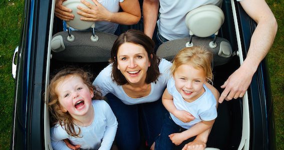 Familie im Auto_Reisen mit Kindern